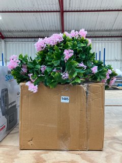 2 X ASSORTED ITEMS TO INCLUDE PRE LIT HANGING BASKET IN LIGHT PINK: LOCATION - E5