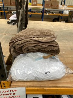3 X ASSORTED ITEMS TO INCLUDE COZEE HOME FLEECE HEATED BLANKET IN BROWN: LOCATION - E2