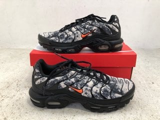 NIKE MENS AIR MAX PLUS LACE UP TRAINERS IN BLACK/SAFETY ORANGE - SAND DRIFT SIZE: 9 RRP - £184: LOCATION - E1 FRONT