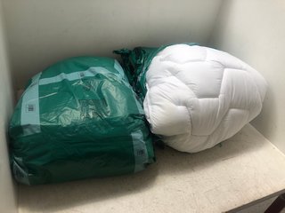 2 X ASSORTED BED DUVETS IN WHITE (NOT SIZED): LOCATION - H10