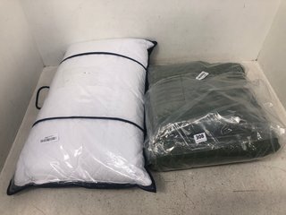 2 X ASSORTED BED ITEMS TO INCLUDE QUILTED PILLOW IN WHITE: LOCATION - G10