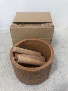 SMALL WOODEN PLANTER WITH LEGS IN NATURAL: LOCATION - G10