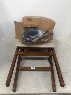 2 X ASSORTED ITEMS TO INCLUDE WOODEN LEG FOLD DOWN CHAIR: LOCATION - G10