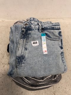 3 X ASSORTED CLOTHING AND ITEMS TO INCLUDE LA REDOUTE CROPPED HIGH WAIST DENIM JEANS IN LIGHT WASH SIZE: 42'': LOCATION - G2