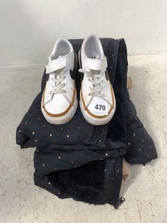 QTY OF ASSORTED CHILDRENS CLOTHING TO INCLUDE NIKE LEATHER LACE UP TRAINERS IN WHITE SIZE: 12: LOCATION - G1