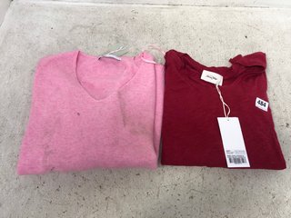 2 X ASSORTED CLOTHING TO INCLUDE ONLY KNITTED V NECK JUMPER IN PINK SIZE: L: LOCATION - G1