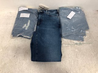 3 X ASSORTED WOMENS HIGH WAIST DENIM JEANS IN LIGHT TO MID WASH IN VARIOUS SIZES: LOCATION - G1 FRONT