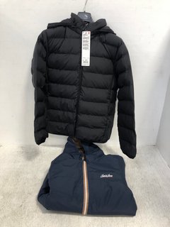 2 X ASSORTED CHILDRENS COATS TO INCLUDE UNIQLO PADDED ZIP UP COAT IN BLACK SIZE: 13 YRS: LOCATION - G1 FRONT