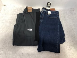 2 X ASSORTED MENS CLOTHING TO INCLUDE THE NORTH FACE LOGO PRINT FLEECE PANTS IN DARK GREY/BLACK SIZED: L: LOCATION - G1 FRONT
