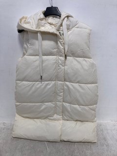 ONLY PADDED DRAWSTRING ZIP UP GILET IN CREAM SIZE: M: LOCATION - G1 FRONT