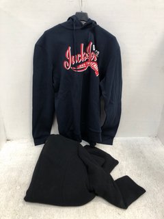 2 X ASSORTED CLOTHING TO INCLUDE JACK AND JONES LOGO PRINT HOODIE IN NAVY SIZE: S: LOCATION - F1