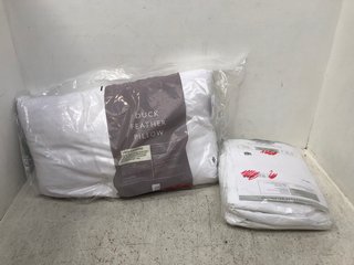 3 X ASSORTED JOHN LEWIS AND PARTNERS BED ITEMS TO INCLUDE DUCK FEATHER PILLOW: LOCATION - F2