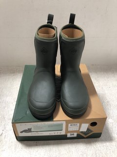 THE ORIGINAL MUCK COMPANY MENS PULL ON MID WELLIE BOOTS IN GREEN SIZE: 7: LOCATION - H1 FRONT