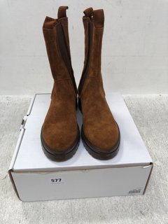 MJUS WOMENS SUEDE SLIP ON BOOTS IN BROWN SIZE: 6.5: LOCATION - F4