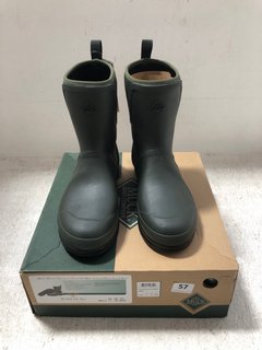 THE ORIGINAL MUCK COMPANY MENS PULL ON MID WELLIE BOOTS IN GREEN SIZE: 10: LOCATION - H1 FRONT