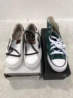 2 X ASSORTED WOMENS SHOES TO INCLUDE CONVERSE LOGO PRINT CANVAS HIGH TOPS IN GREEN SIZE: 5.5: LOCATION - F4