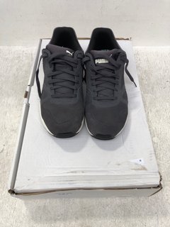 PUMA MENS SUEDE LACE UP TRAINERS IN DARK GREY SIZE: 11: LOCATION - F4