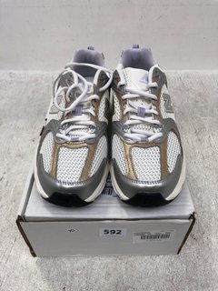 NEW BALANCE MESH LACE UP TRAINERS IN OFF WHITE/GOLD SIZE: 7.5: LOCATION - F4