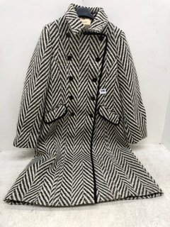 OASIS WOMENS DOUBLE BREASTED CHEVRON MILITARY COAT IN MONO SIZE: 14: LOCATION - F4