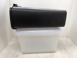 2 X ASSORTED ITEMS TO INCLUDE SMALL PLASTIC WASTE BIN IN BLACK: LOCATION - F5