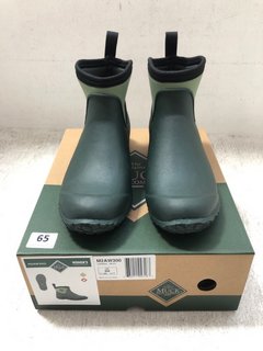 THE ORIGINAL MUCK COMPANY WOMENS SHORT WELLIE BOOTS IN GREEN SIZE: 7: LOCATION - H1 FRONT