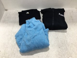 3 X ASSORTED CLOTHING TO INCLUDE FASHION SLOUCH KNITTED JUMPER IN LIGHT BLUE (NOT SIZED): LOCATION - F11