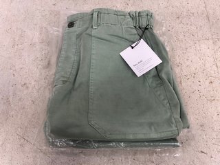2 X BELLA DAHL CALLIE RUFFLE SHORTS IN LIGHT GREEN SIZE: XS AND L: LOCATION - F12
