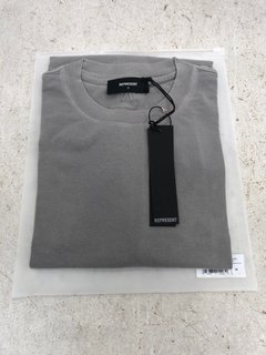 REPRESENT JERSEY INITIAL TSHIRT IN ULTIMATE GREY SIZE: M: LOCATION - F13