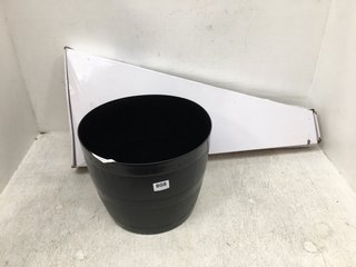 2 X ASSORTED ITEMS TO INCLUDE SMALL PLASTIC BARREL BUCKET IN BLACK: LOCATION - F14