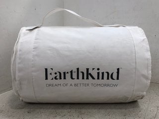 EARTH KIND 10.5 TOG KING SIZE DUVET RRP - £129: LOCATION - E1 FRONT