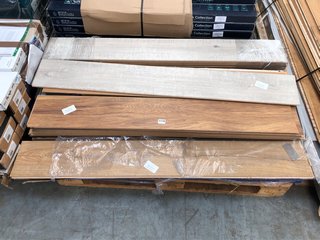 PALLET OF ASSORTED LAMINATE FLOORING PANELS IN OAK AND GREY WOOD FINISHES: LOCATION - B9 (KERBSIDE PALLET DELIVERY)