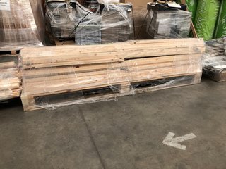 PALLET OF ASSORTED SKIRTING BOARD TIMBER IN NATURAL UNFINISHED WOOD: LOCATION - C10 (KERBSIDE PALLET DELIVERY)