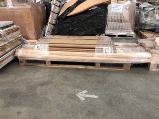 PALLET OF ASSORTED FLOORING ITEMS TO INCLUDE ASSORTED FLOORING EDGING STRIPS IN NATURAL PINE FINISH: LOCATION - C10 (KERBSIDE PALLET DELIVERY)