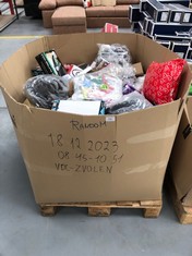 PALLET OF MISCELLANEOUS HOUSEHOLD ITEMS INCLUDING DECORATION .