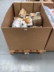 PALLET OF AUTOMOTIVE SUNDRIES INCLUDING FORD .