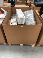 PALLET OF AUTOMOTIVE SUNDRIES INCLUDING FIAT .