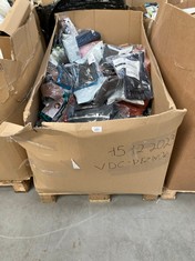 PALLET OF ASSORTED ITEMS OF MEN'S AND WOMEN'S CLOTHING INCLUDING CHILDREN'S CLOTHING.