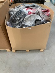 PALLET OF ASSORTED CLOTHING INCLUDING DIFFERENT SIZES AND MODELS FOR MEN AND WOMEN.