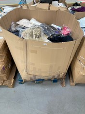PALLET OF ASSORTED ARTICLES OF CLOTHING INCLUDING DIFFERENT SIZES AND MODELS FOR MEN AND WOMEN.