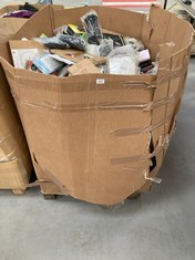 PALLET OF ASSORTED ITEMS CONTAINING A NUMBER OF HOUSEHOLD ITEMS.
