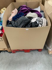 PALLET OF ASSORTED ARTICLES OF CLOTHING INCLUDING DIFFERENT MODELS AND SIZES FOR MEN AND WOMEN.