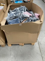 PALLET OF VARIOUS MEN'S AND WOMEN'S CLOTHING ITEMS INCLUDING CHILDREN'S CLOTHING MODELS.