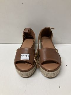 PAIR OF RIVER ISLAND WIDE FIT SANDAL BROWN UK SIZE :7
