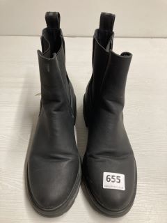 PAIR OF ROCKET DOG ANKLE BOOTS IN BLACK - SIZE UK 8