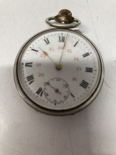 ROMAN NUMERALVINTAGE POCKET WATCH IN SILVER FINISH & DETAILED BACK