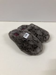 PAIR OF TOTES SLIPPERS (SIZE M)