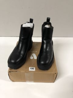 CHUNKY CHELSEA BOOTS IN BLACK SIZE 5