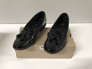 CLARKS PATENT LEATHER SHOES SIZE 8