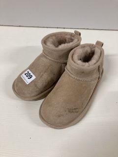 UGG BOOTS SIZE 12 (KIDS)