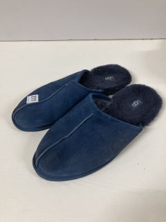 UGG SLIPPERS SIZE UNKNOWN
